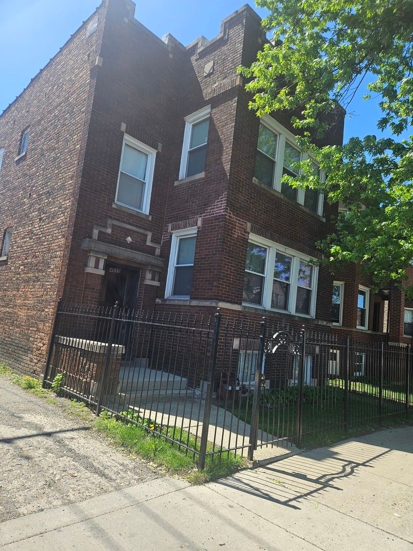 4015 W Potomac Avenue — Chicago, IL 60651