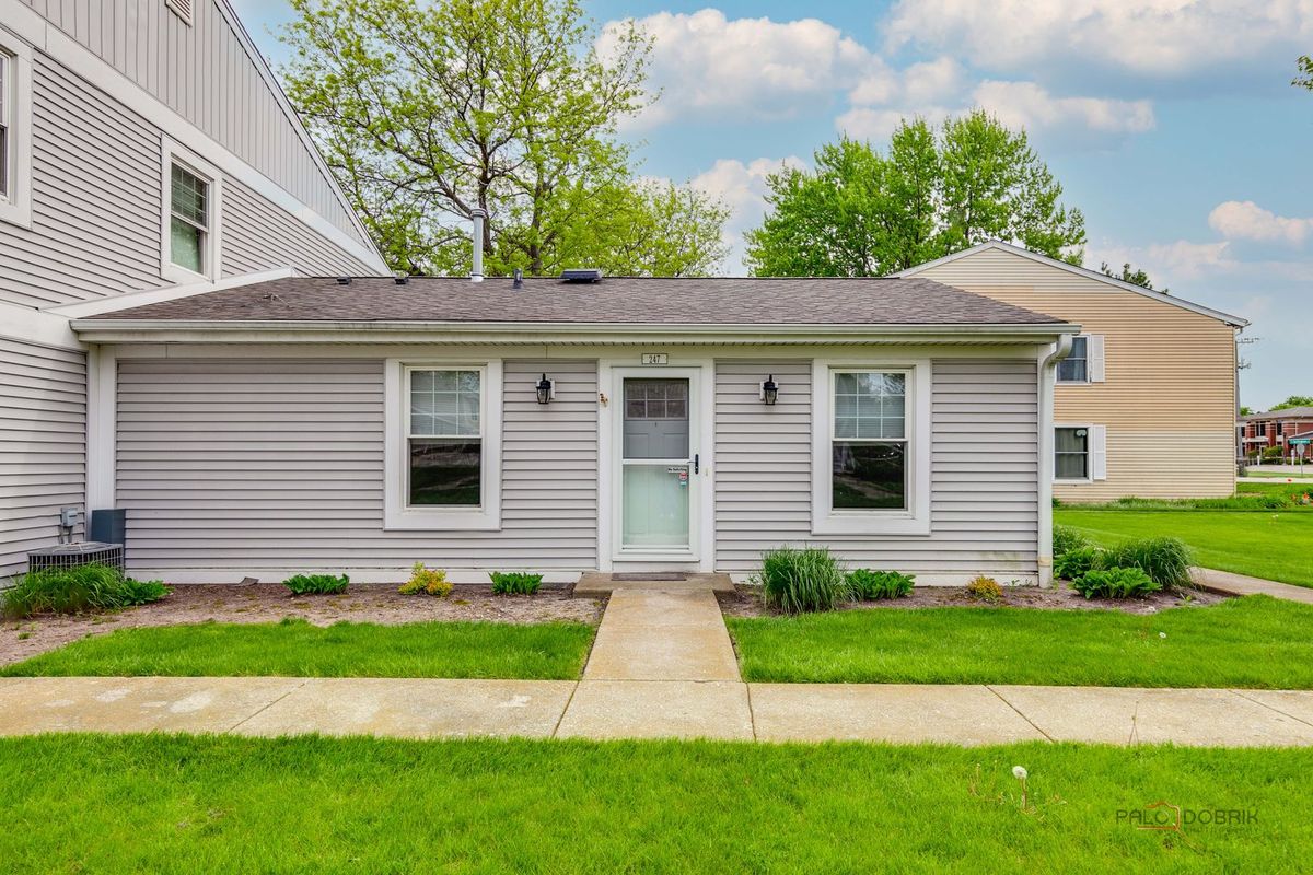247 Sunset Court, Vernon Hills, IL 60061