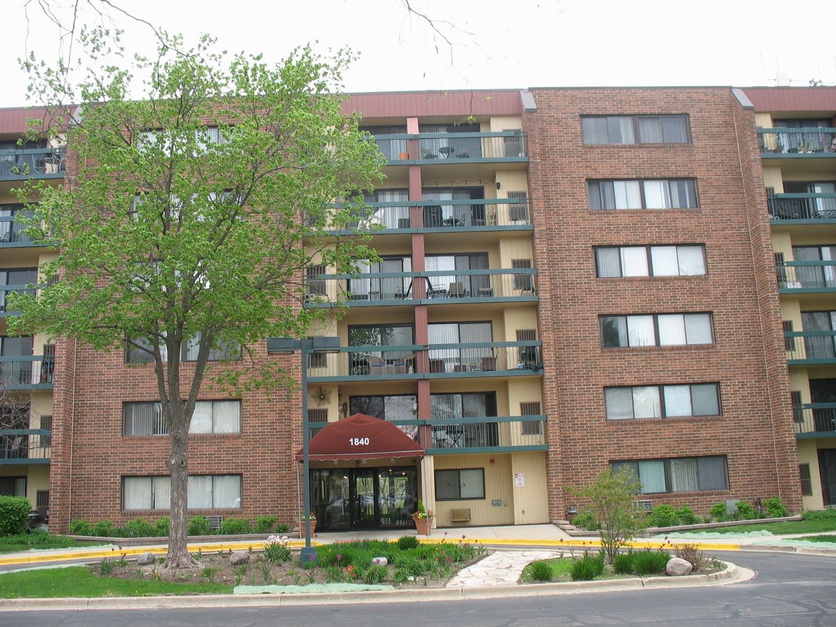 1840 Huntington Boulevard, Hoffman Estates, IL 60169