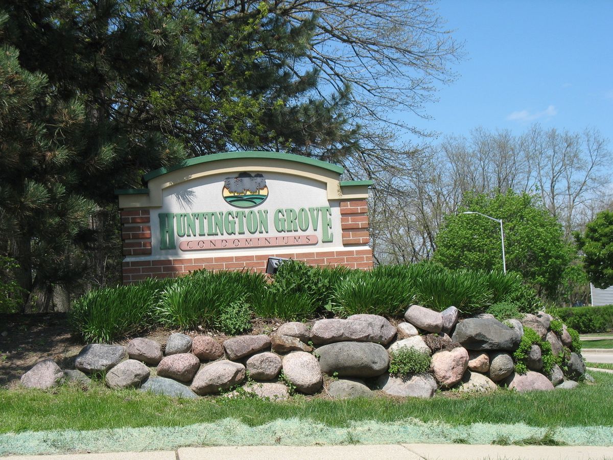 1840 Huntington Boulevard, Hoffman Estates, IL 60169