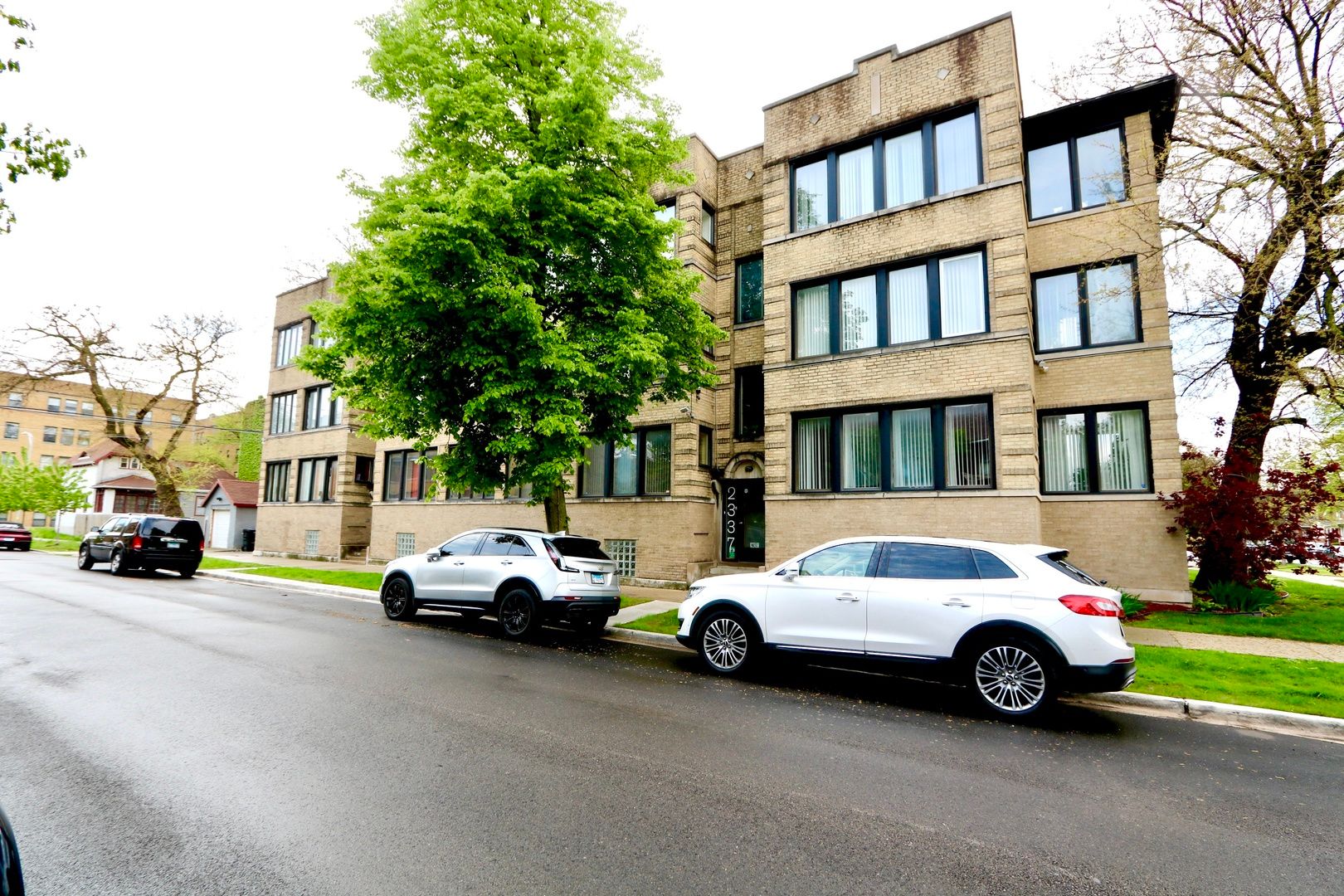2339 E 72nd Street #1 — Chicago, IL 60649