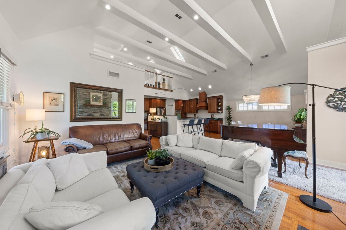 35 S Wilmette Avenue, Westmont, IL 60559