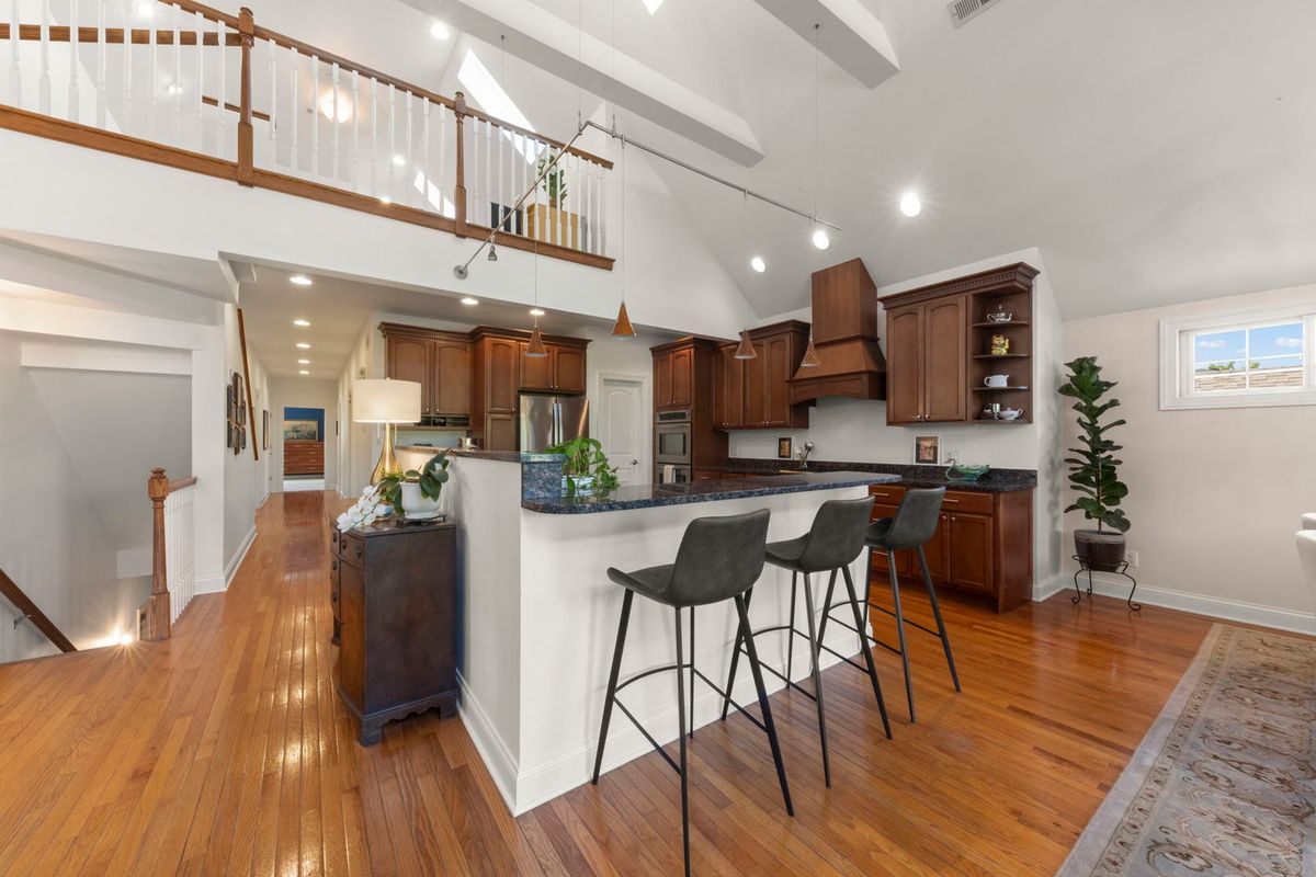 35 S Wilmette Avenue, Westmont, IL 60559