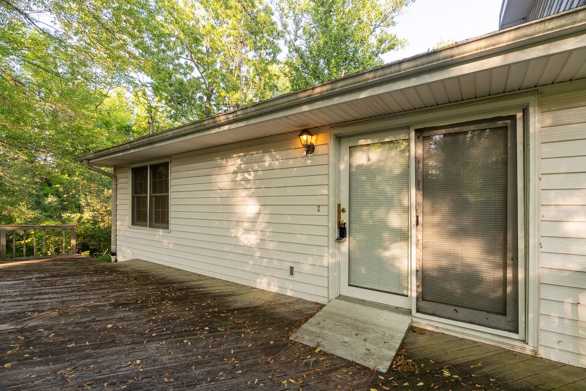 97 New Campfire Road, Carbondale, IL 62903
