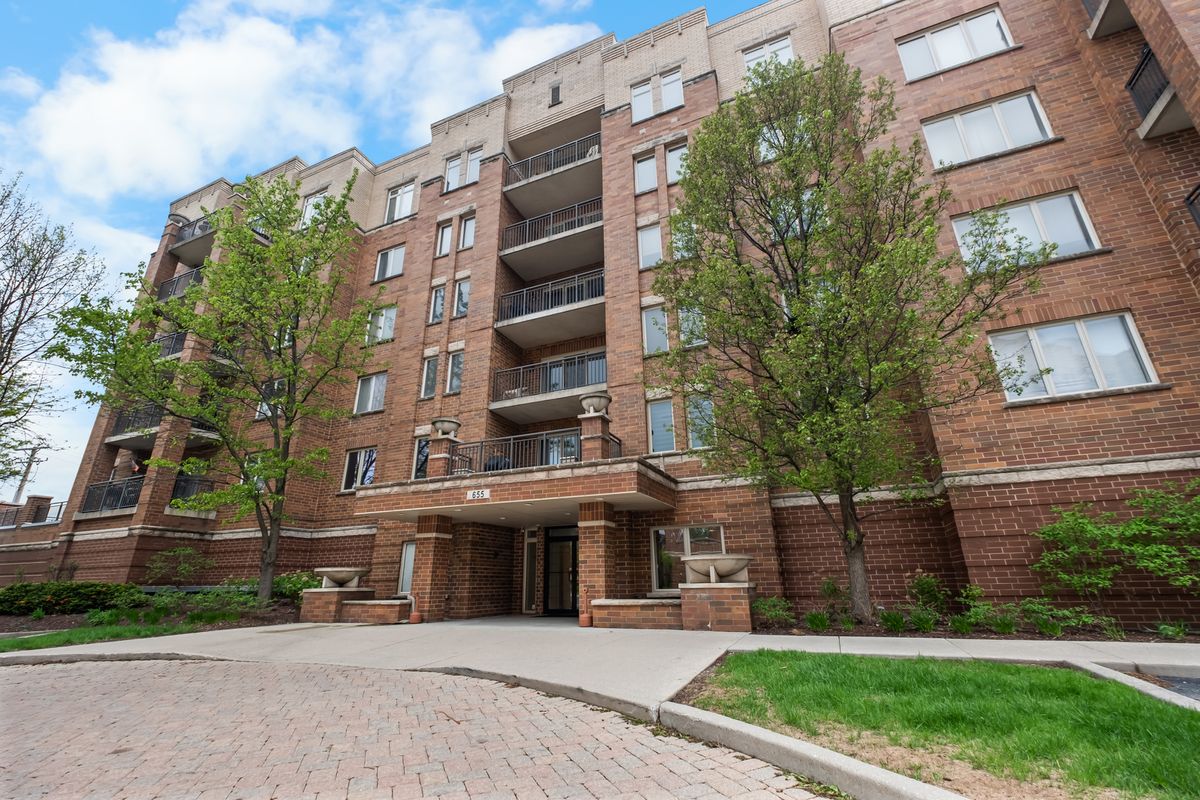 655 PERRIE Drive, Elk Grove Village, IL 60007