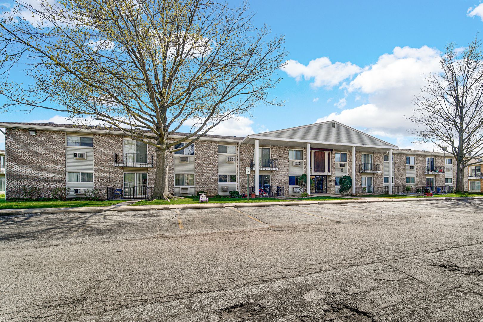 9351 LADYBIRD Lane — Des Plaines, IL 60016