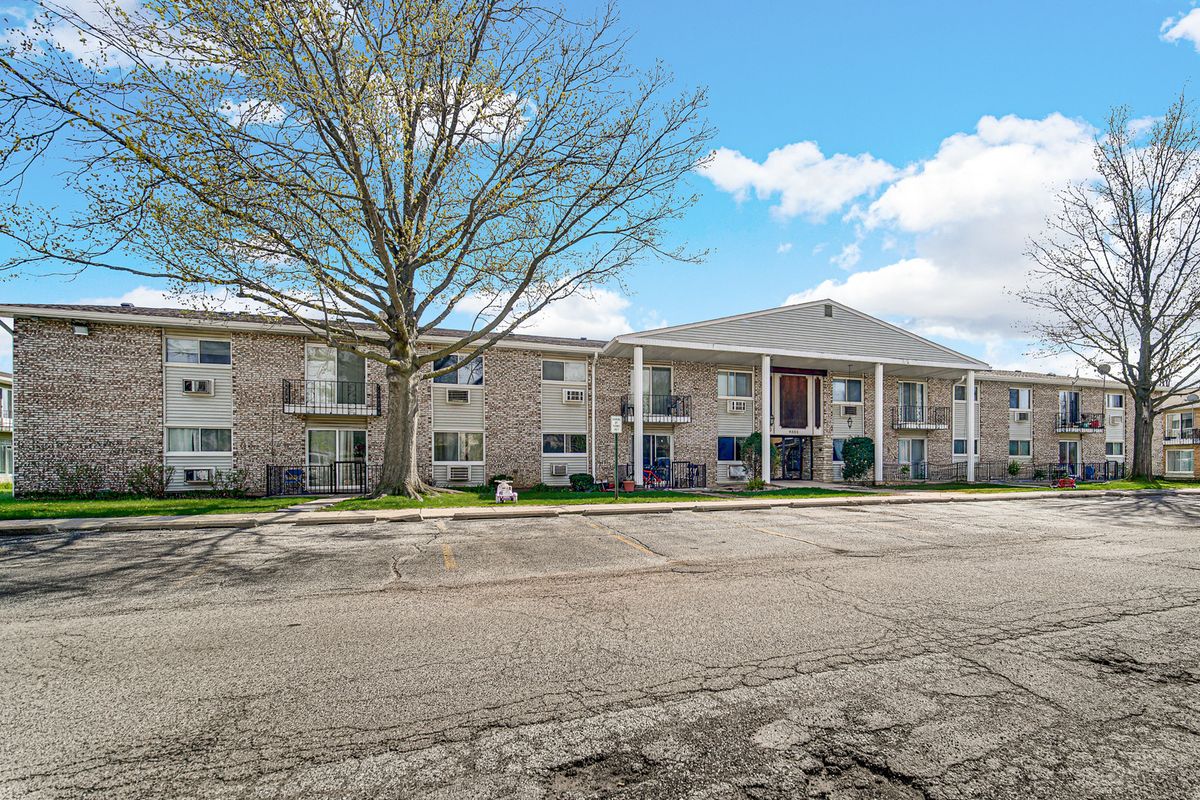 9351 LADYBIRD Lane, Des Plaines, IL 60016