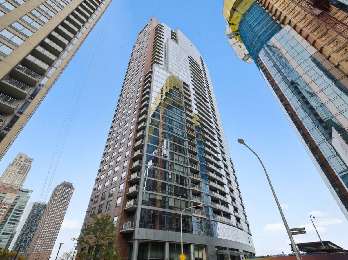 450 Waterside Drive, Chicago, IL 60601
