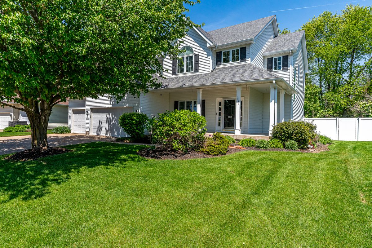 1099 BRIDGEVIEW Place, Le Claire, IA 52753