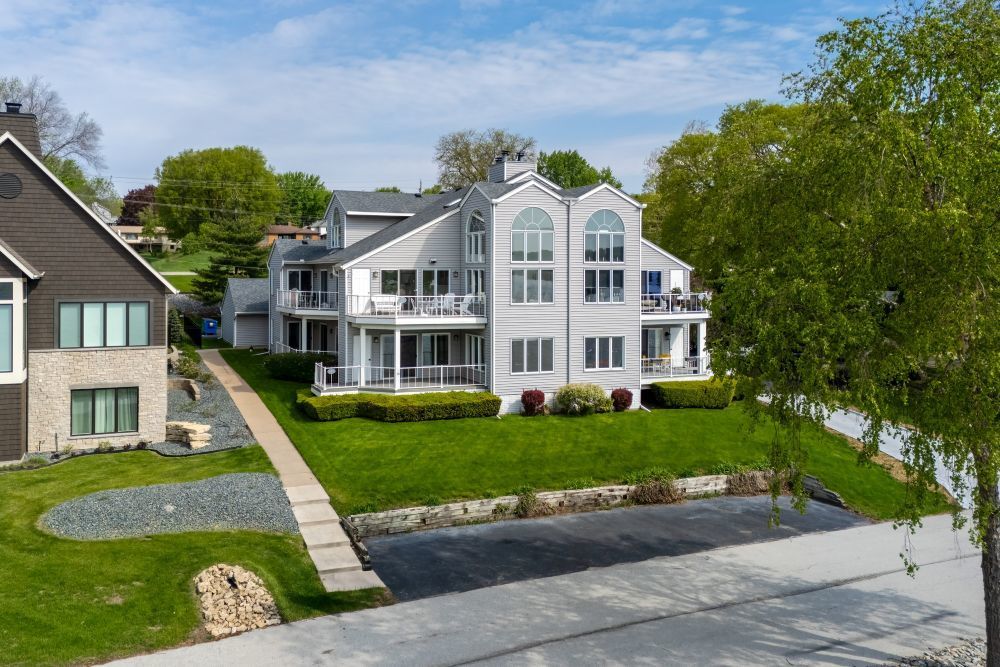 855 Canal Shore Drive, Le Claire, IA 52753
