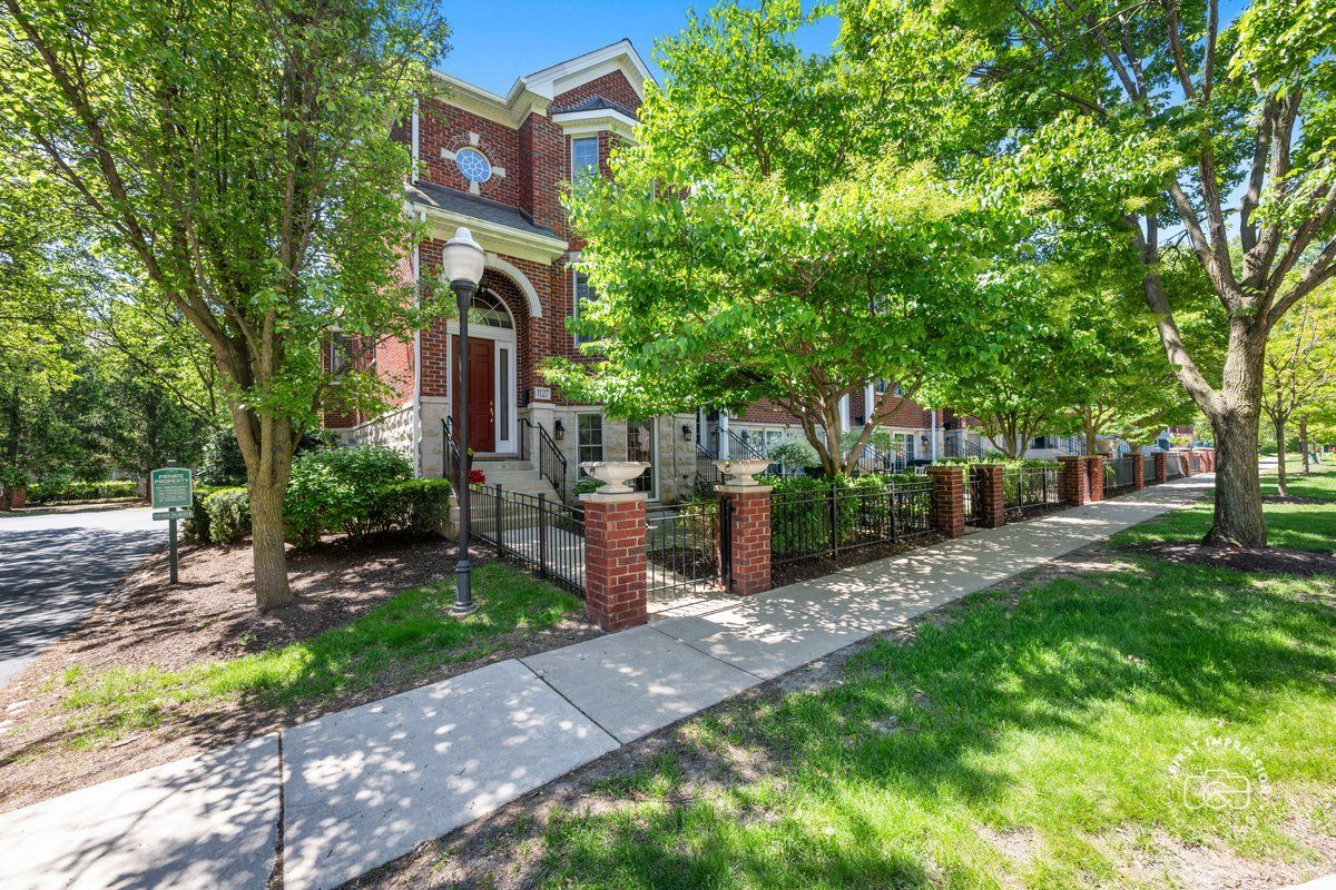 1127 Gilbert Avenue, Downers Grove, IL 60515