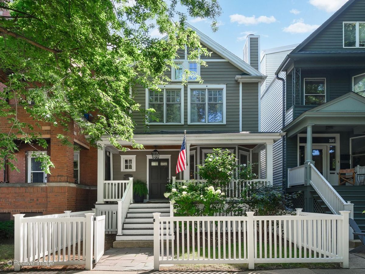 3653 Bosworth Avenue, Chicago, IL 60613