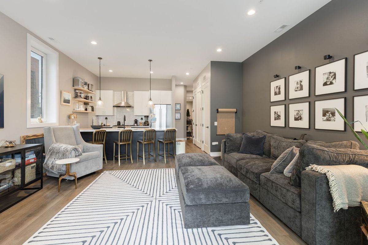2423 FULLERTON Avenue, Chicago, IL 60647