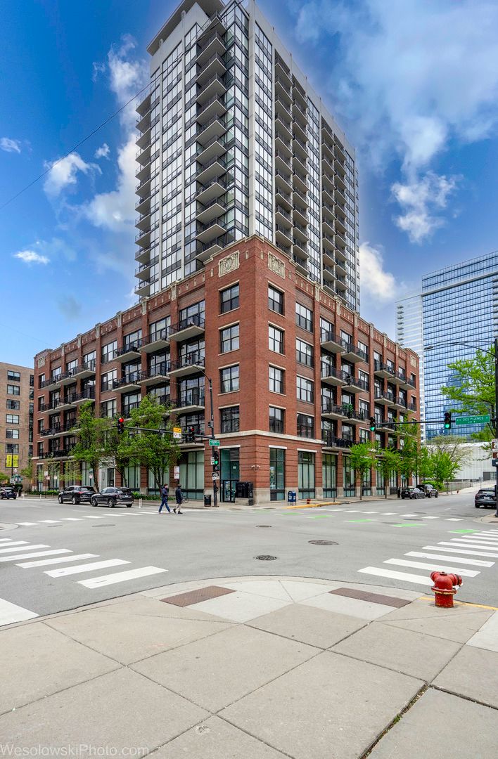 210 Desplaines Street, Chicago, IL 60661