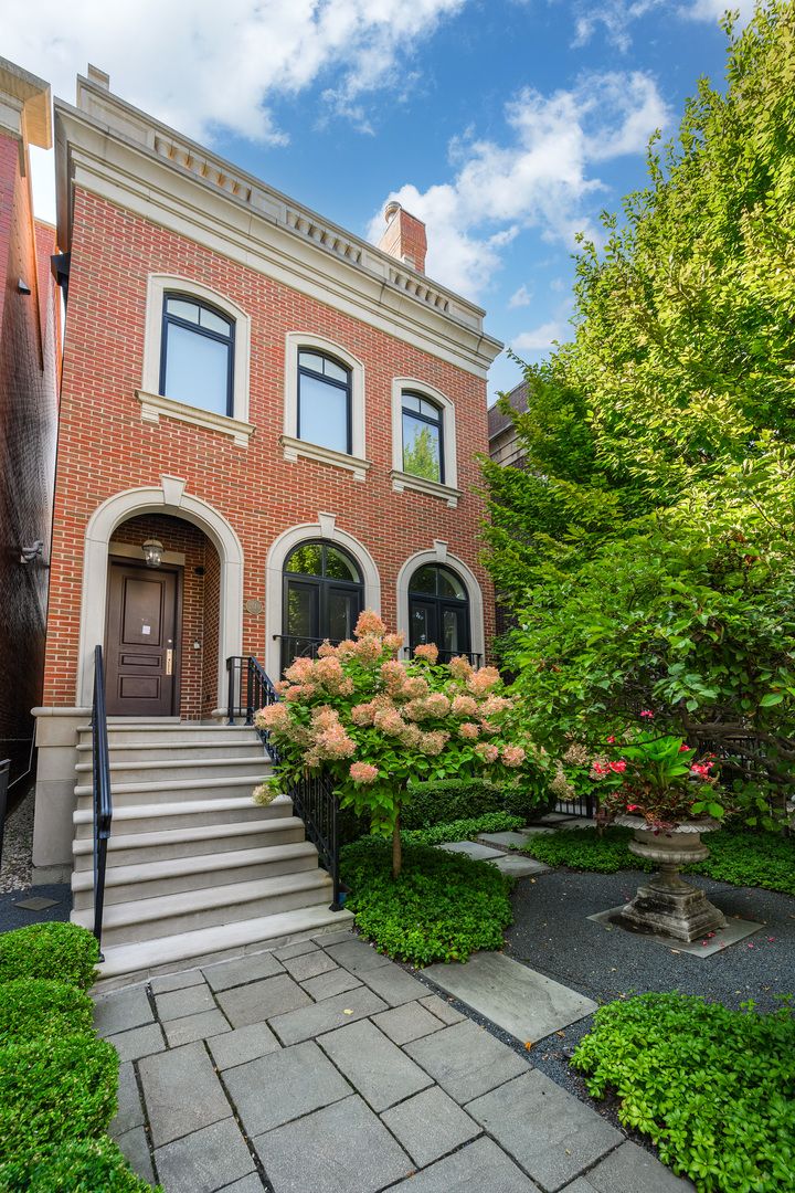 2140 N Clifton Avenue — Chicago, IL 60614