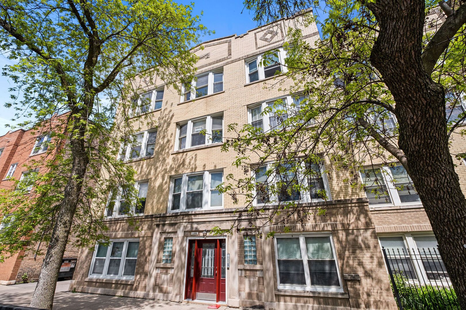 3104 W Leland Avenue #303 — Chicago, IL 60625