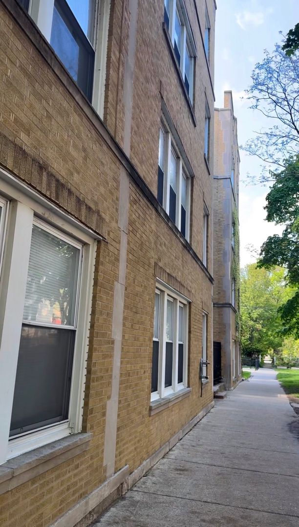 7048 Damen Avenue, Chicago, IL 60645