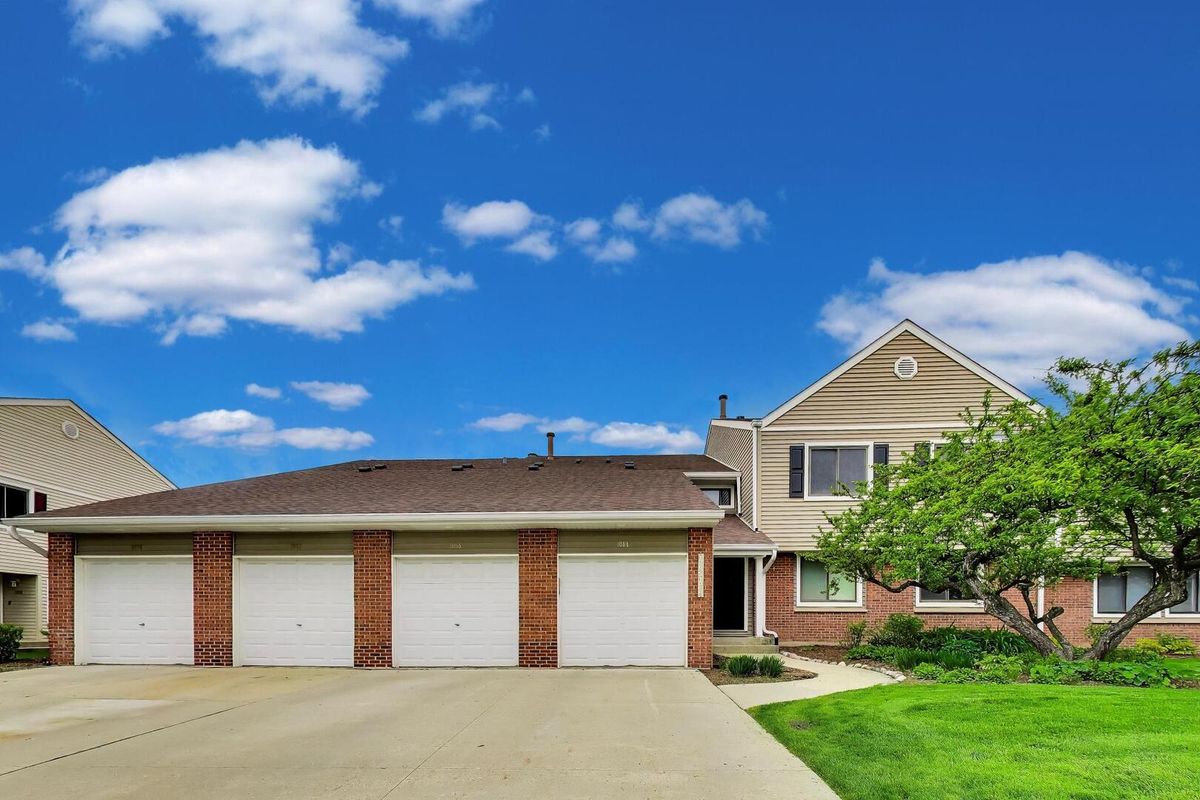 1068 Hidden Lake Drive, Buffalo Grove, IL 60089