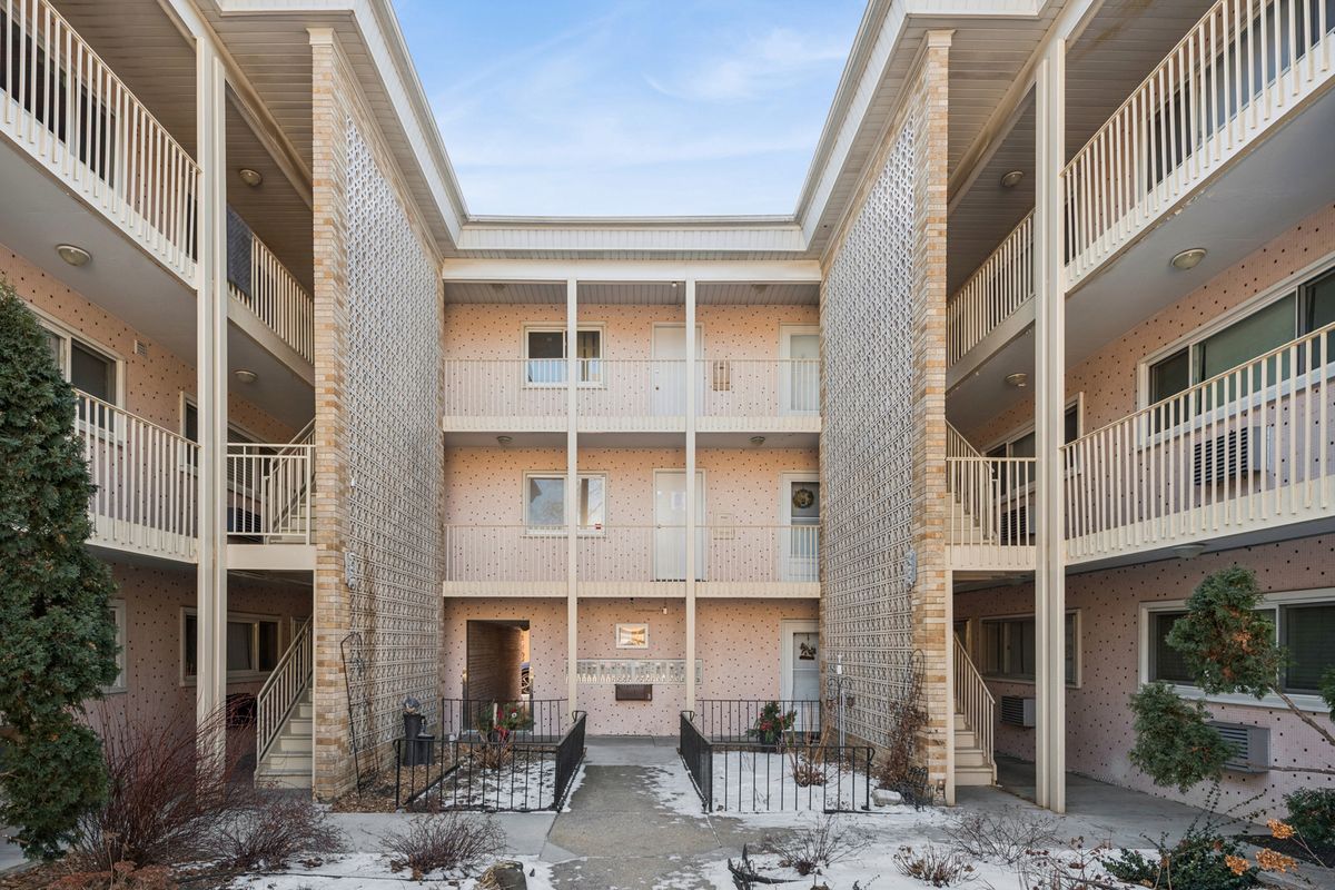 7201 W Wellington Avenue #D-1, Elmwood Park, IL 60707