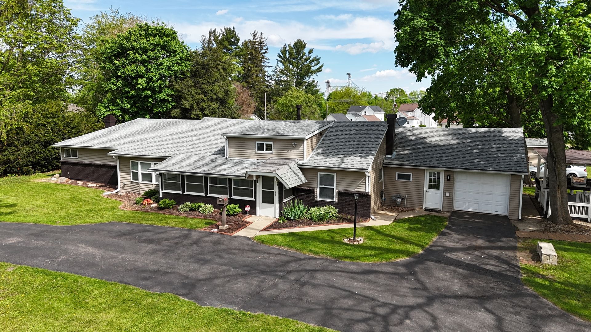 221 Central Avenue — Genoa, IL 60135