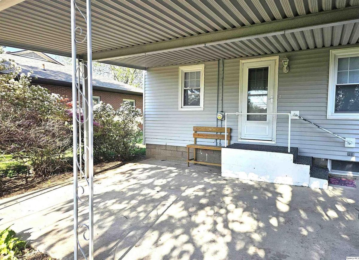 1212 S 22nd Street, Quincy, IL 62301