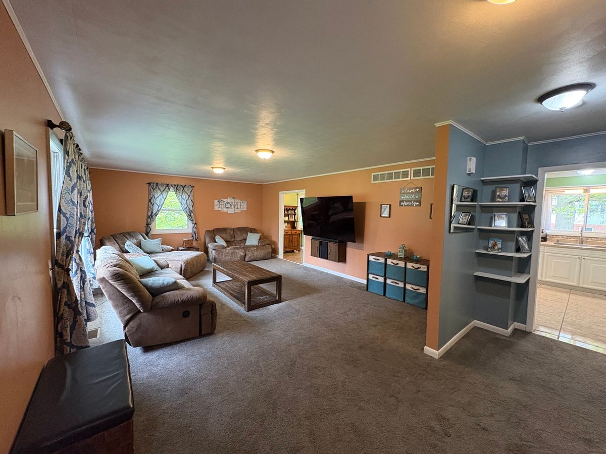 320 S Main Street, Creston, IL 60113