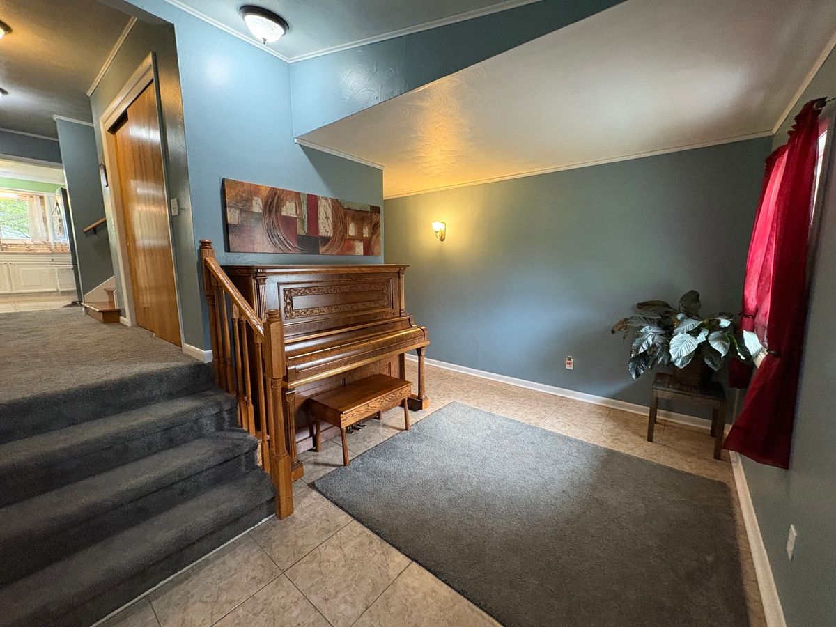 320 S Main Street, Creston, IL 60113