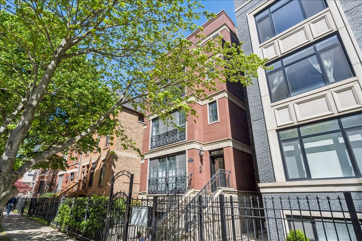 920 Barry Avenue, Chicago, IL 60657