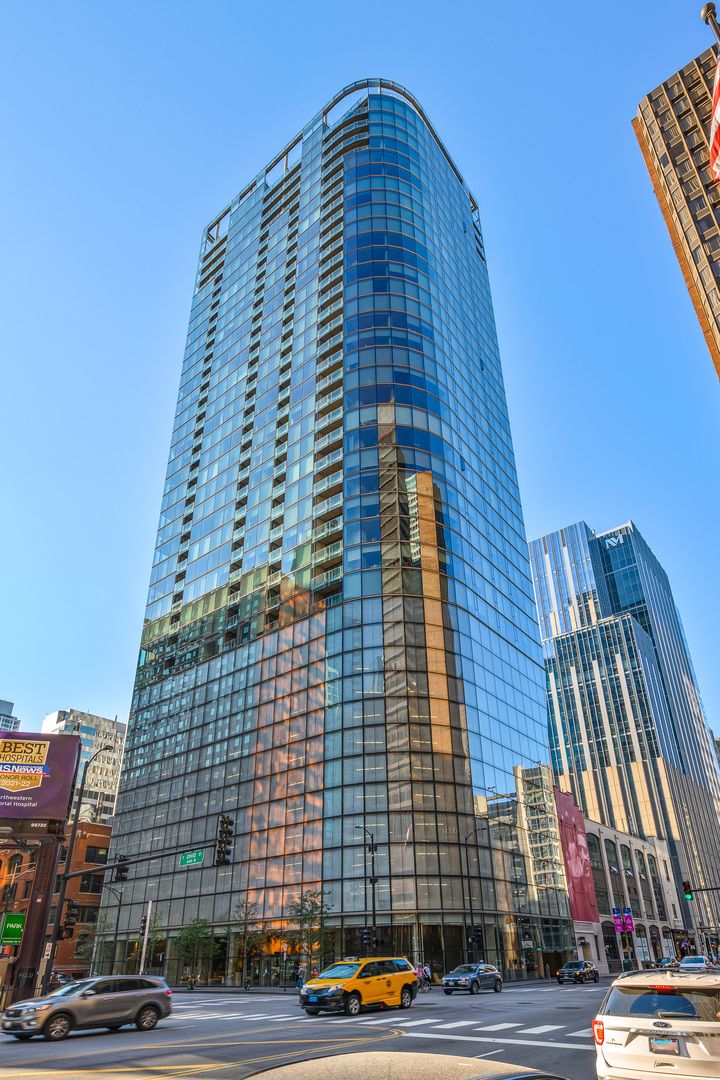 600 N Fairbanks Court #2107 — Chicago, IL 60611
