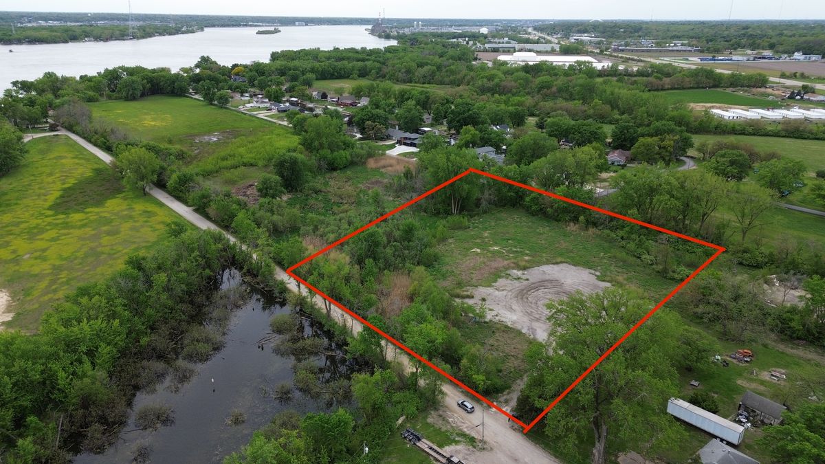 17695 245th Avenue, Bettendorf, IA 52722