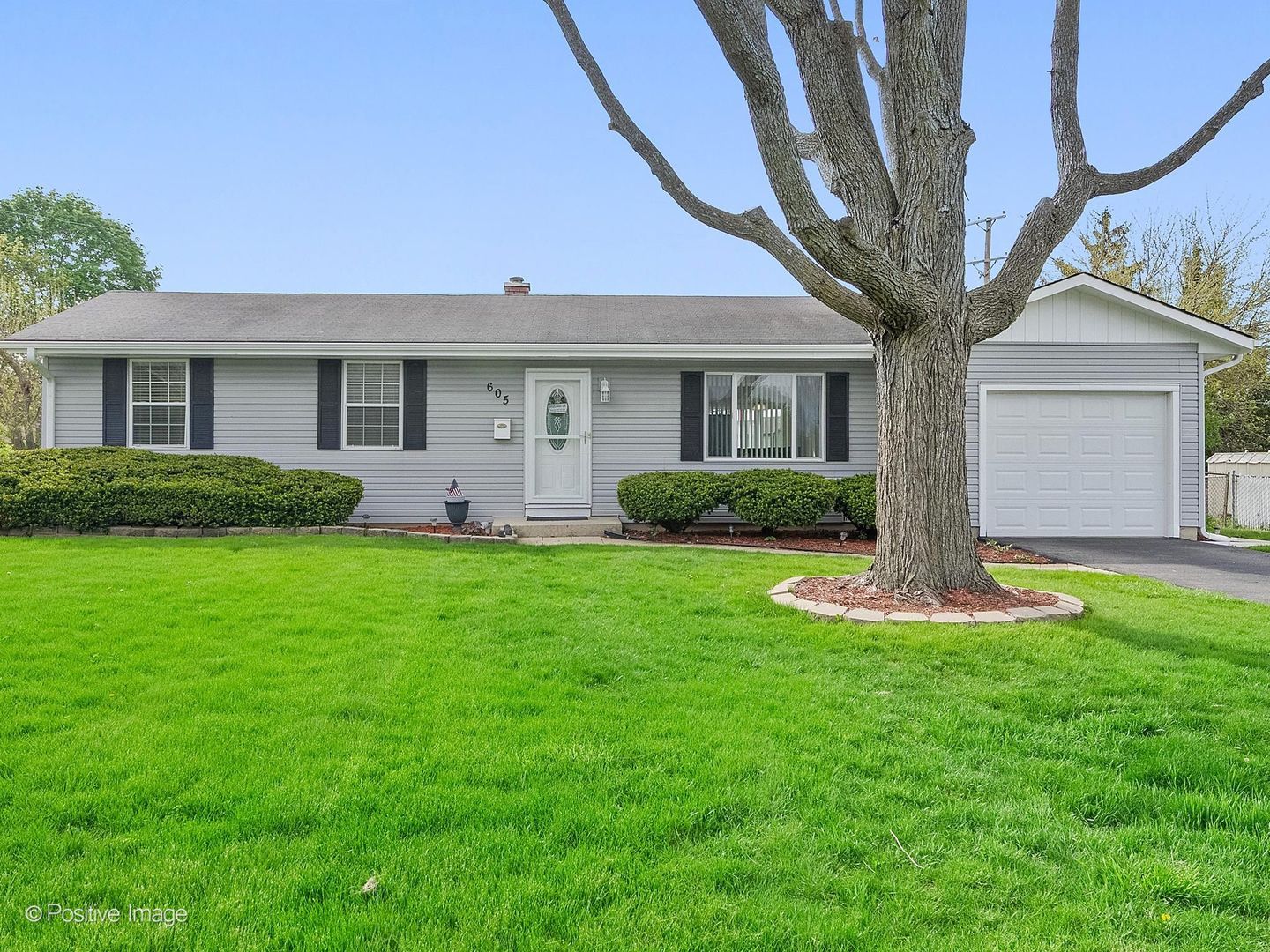605 Commanche Court — Carol Stream, IL 60188