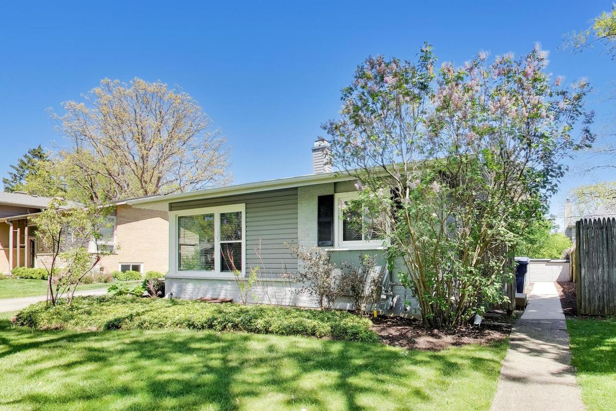 1153 Kenton Road, Deerfield, IL 60015