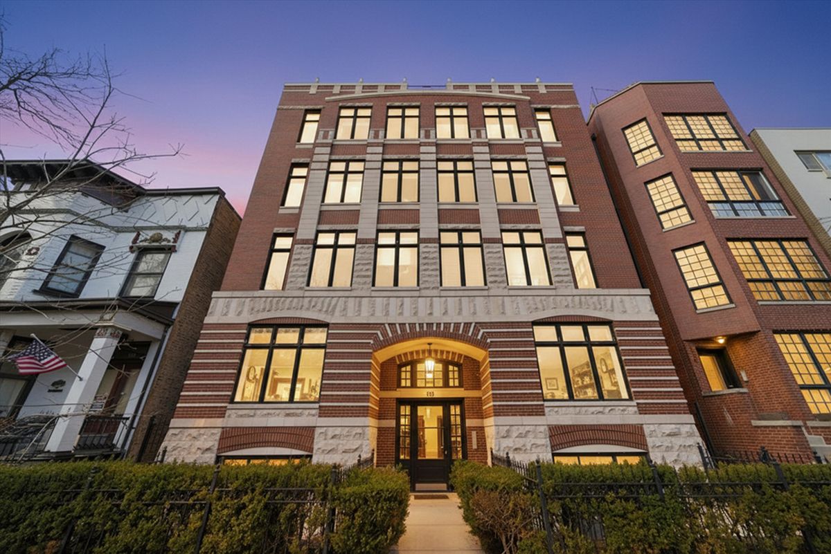540 Oakdale Avenue, Chicago, IL 60657