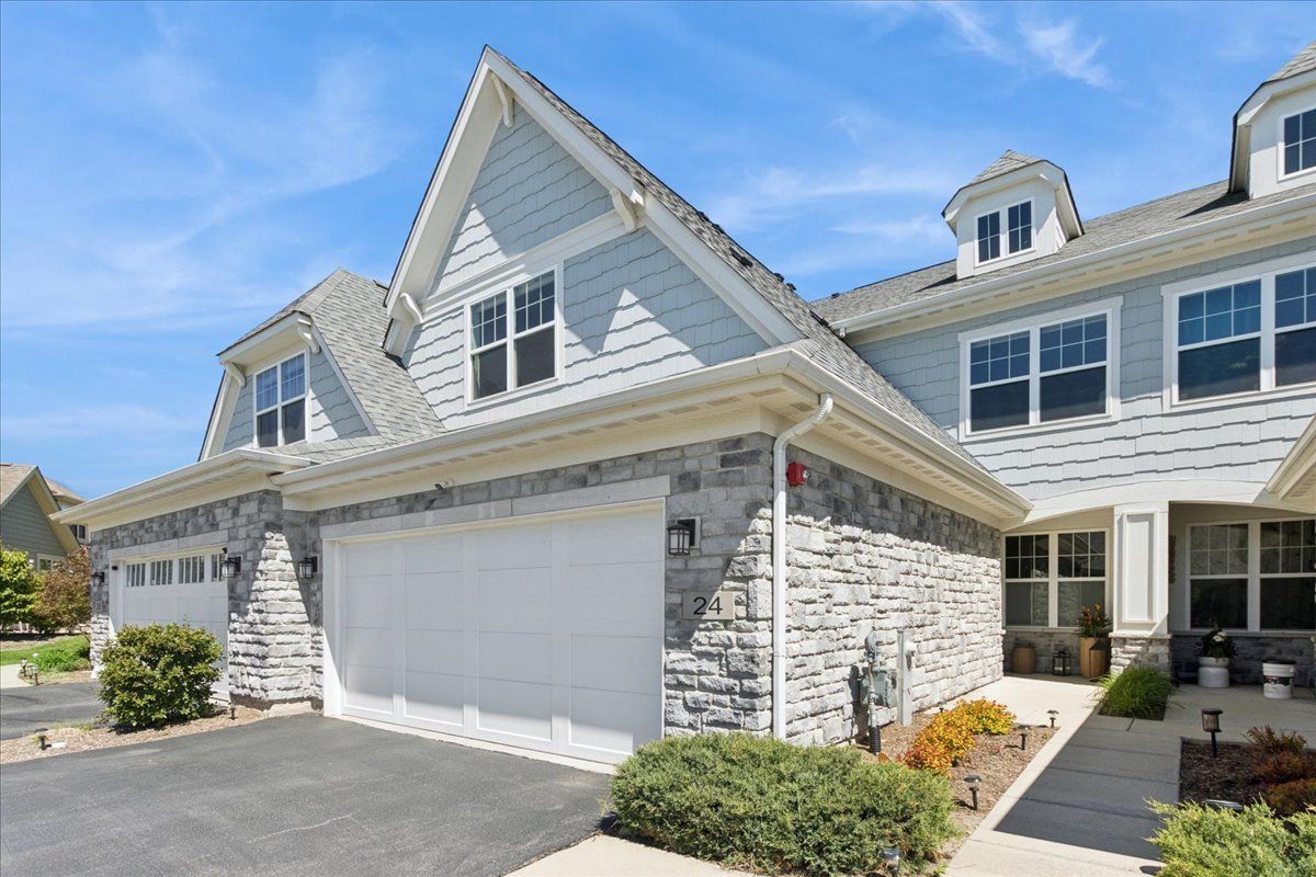 24 Woodland Trail — Lincolnshire, IL 60069