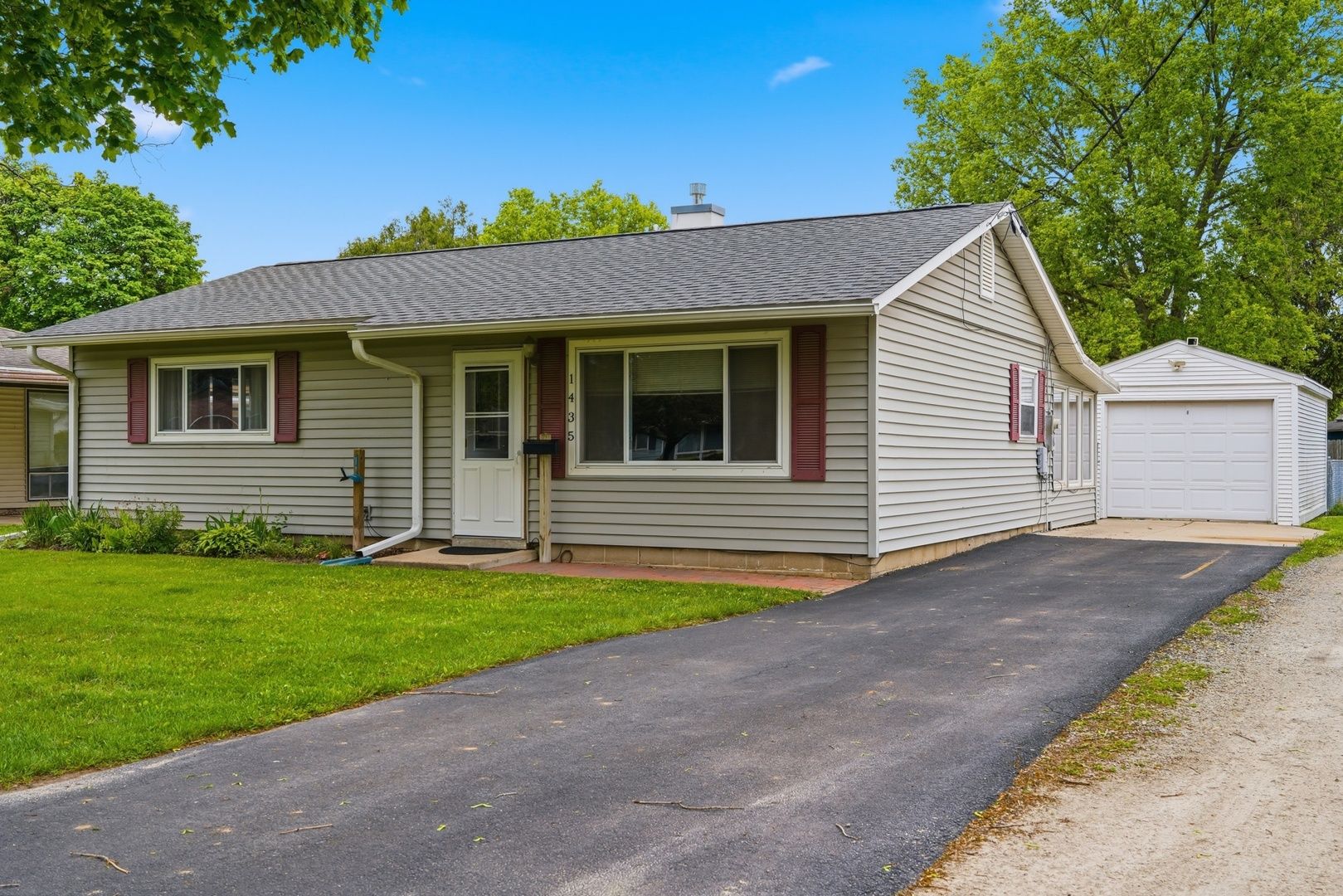 1435 Lanewood Drive — Dixon, IL 61021