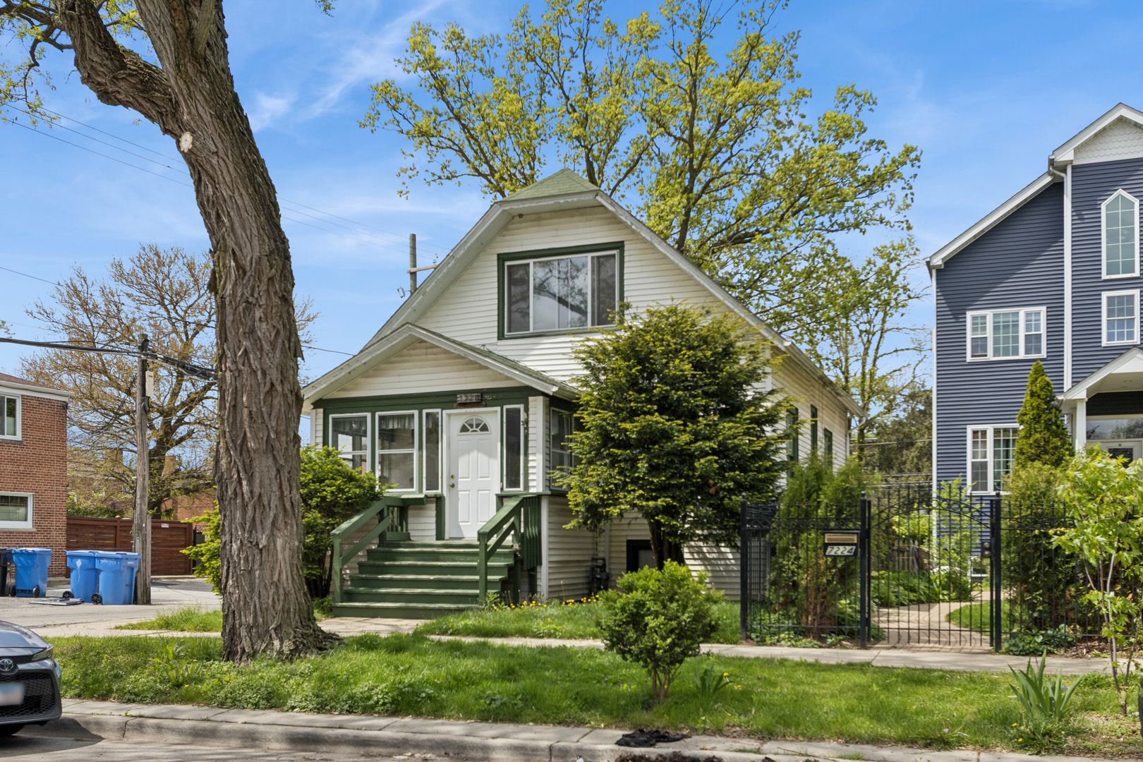 7220 N Hamilton Avenue — Chicago, IL 60645
