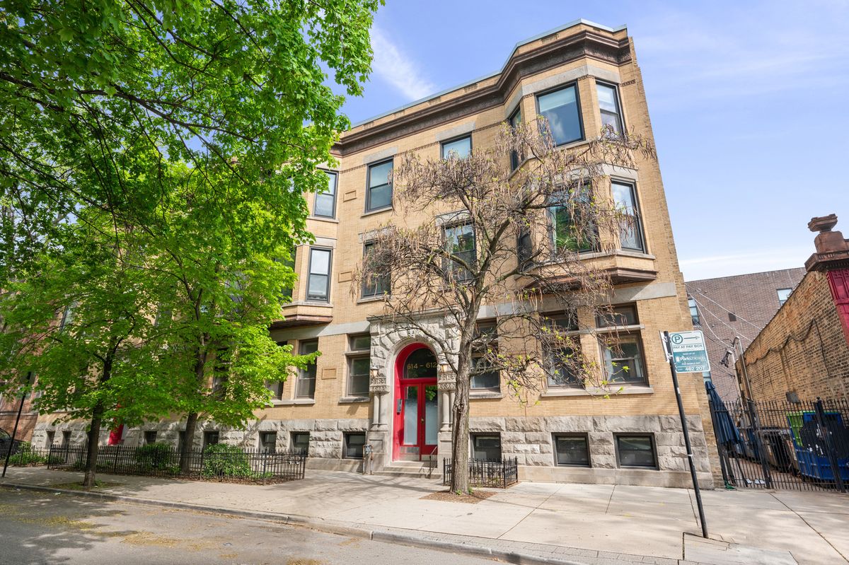 612 BARRY Avenue, Chicago, IL 60657