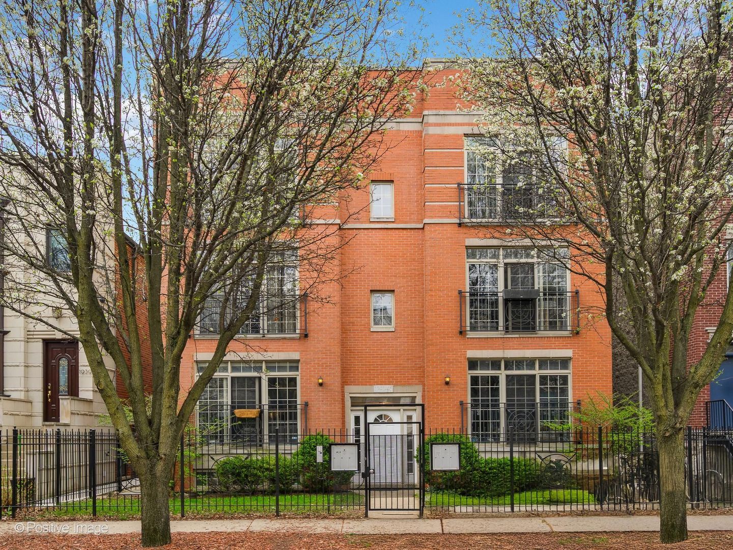 1945 W Erie Street #1W — Chicago, IL 60622