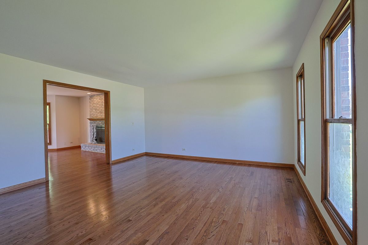 37 Mark Drive, Hawthorn Woods, IL 60047
