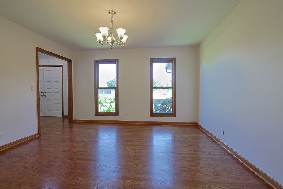 37 Mark Drive, Hawthorn Woods, IL 60047