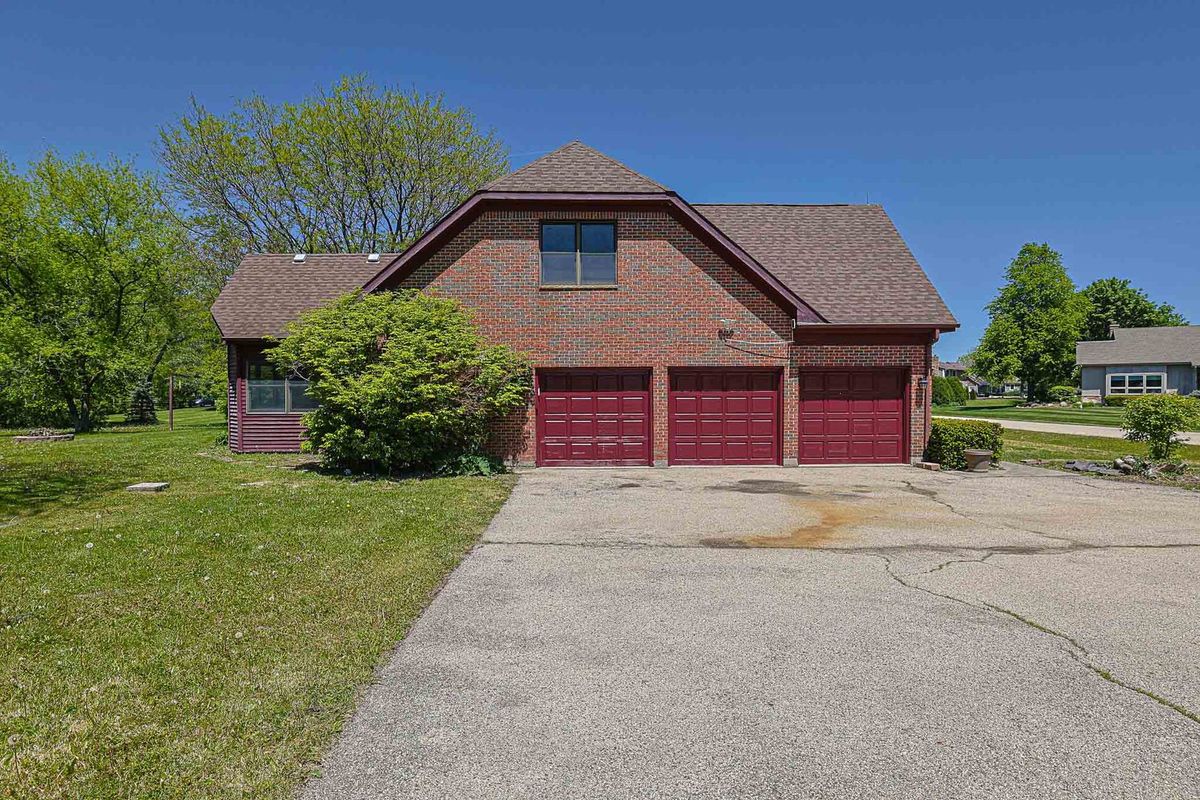 37 Mark Drive, Hawthorn Woods, IL 60047