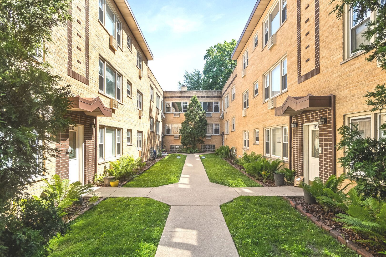 1819 W TOUHY Avenue #6 — Chicago, IL 60626