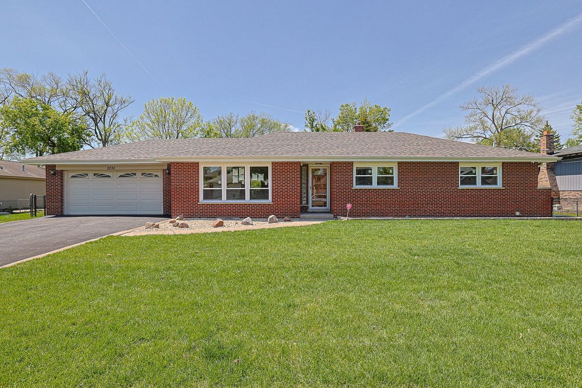 2232 Sprucewood Avenue, Des Plaines, IL 60018
