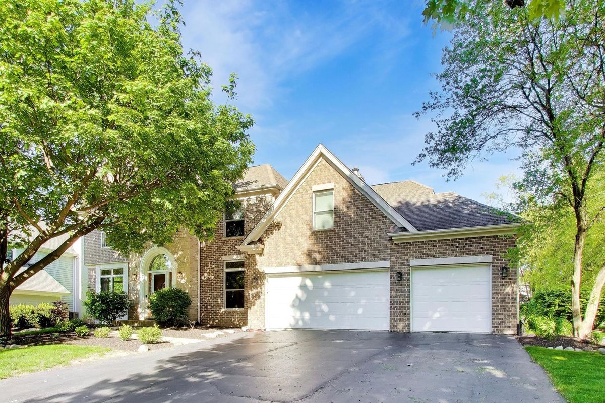 906 Secretariat Court, St. Charles, IL 60174