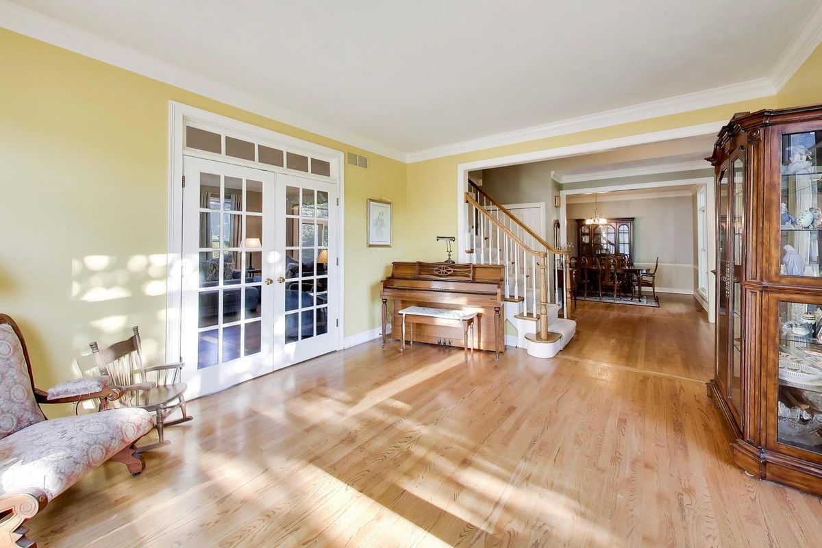 906 Secretariat Court, St. Charles, IL 60174
