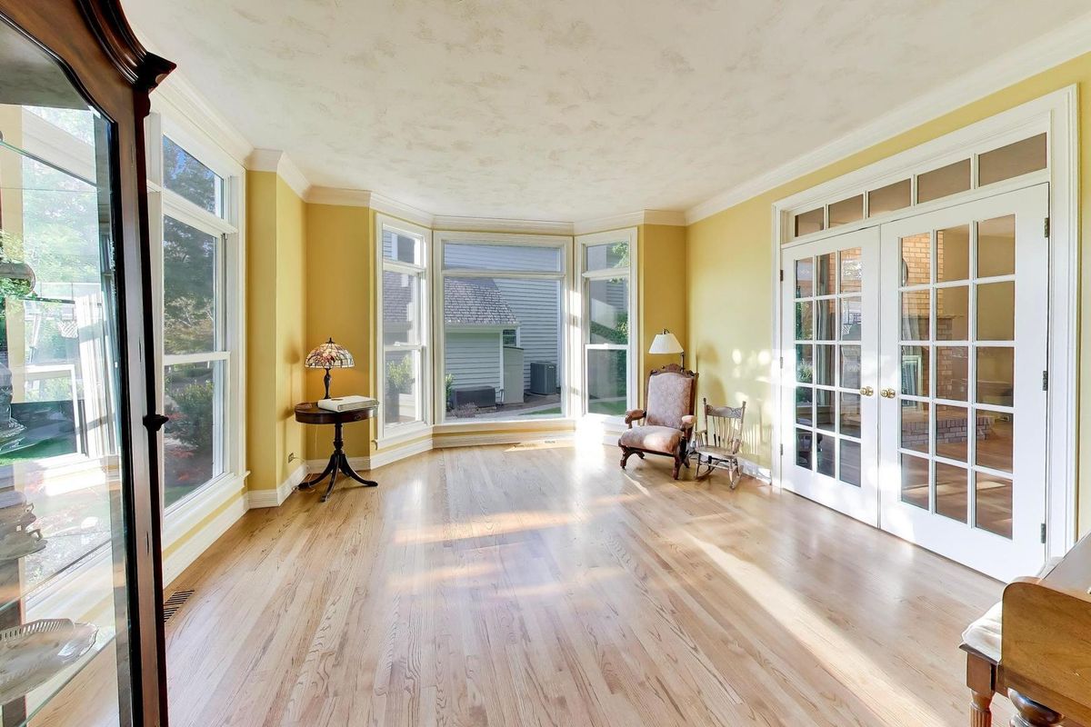 906 Secretariat Court, St. Charles, IL 60174