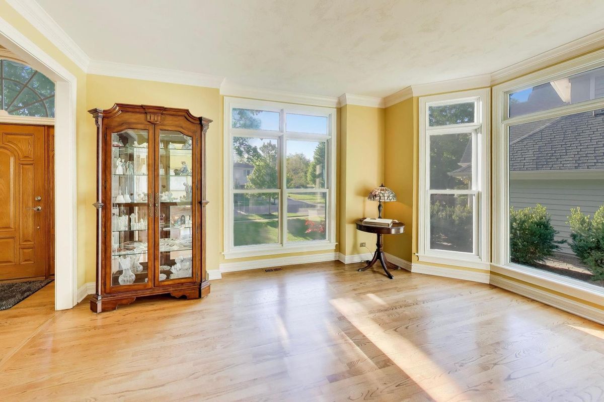 906 Secretariat Court, St. Charles, IL 60174