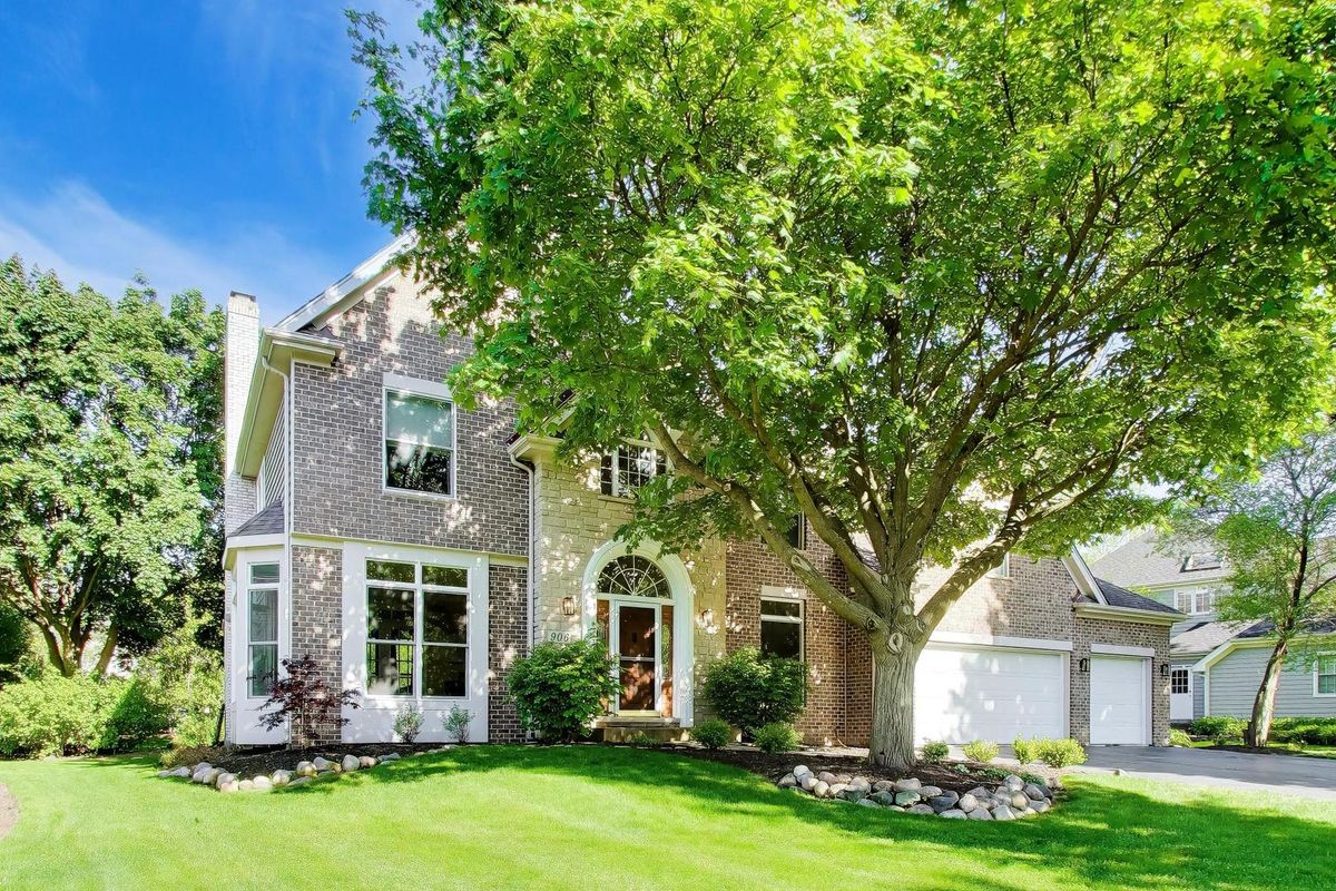 906 Secretariat Court, St. Charles, IL 60174