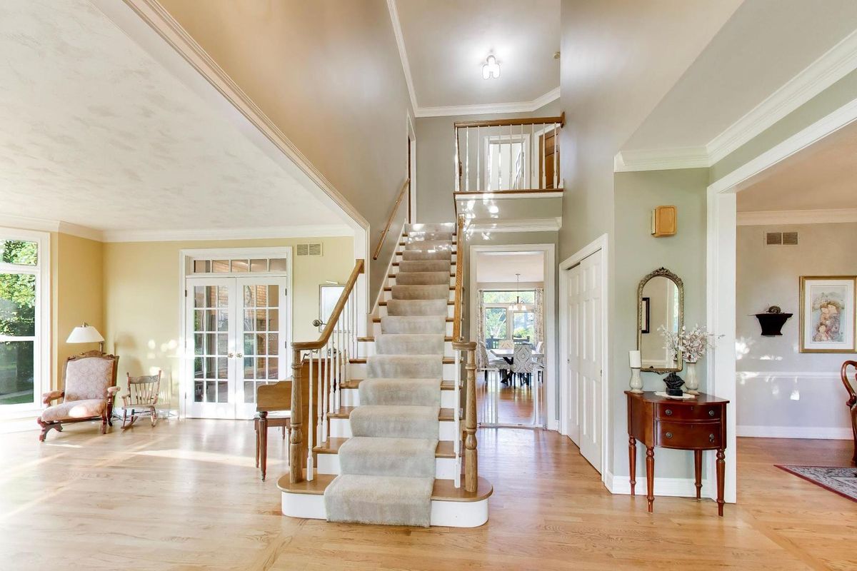 906 Secretariat Court, St. Charles, IL 60174