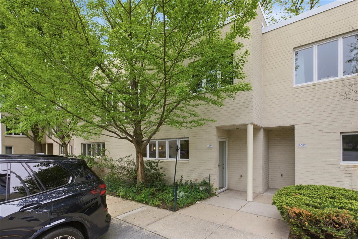 1085 Park Terrace, Chicago, IL 60605